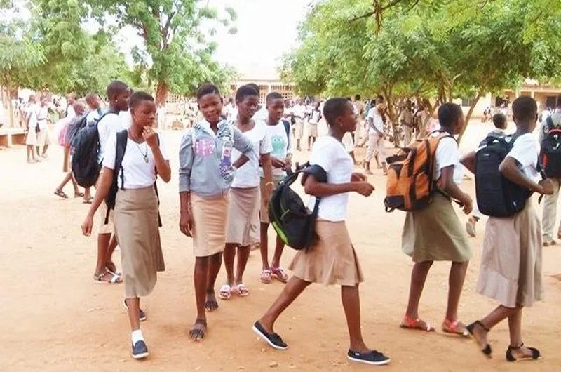 L’école face à la rue : concurrence ou complémentarité ?