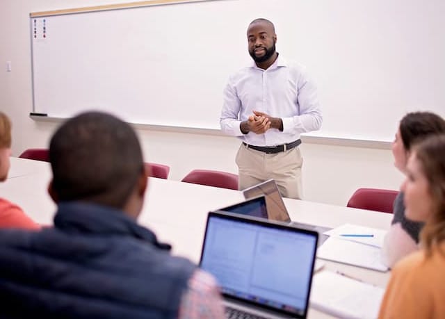 offre d'emploi à Lomé : Un Grand Lycée Privé Recrute plusieurs enseignants